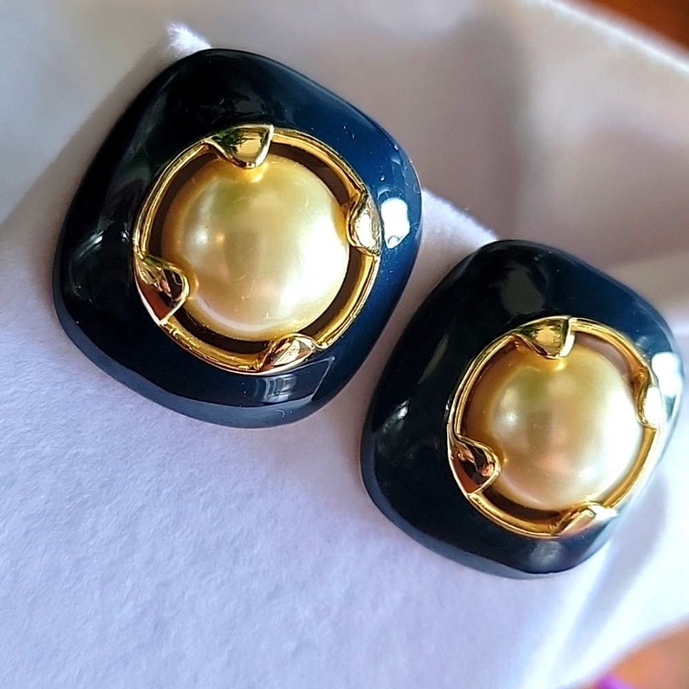 ⭐️ VINTAGE Chunky Faux Pearl Blue / Green Enamel Gold tone Clip-on Earrings